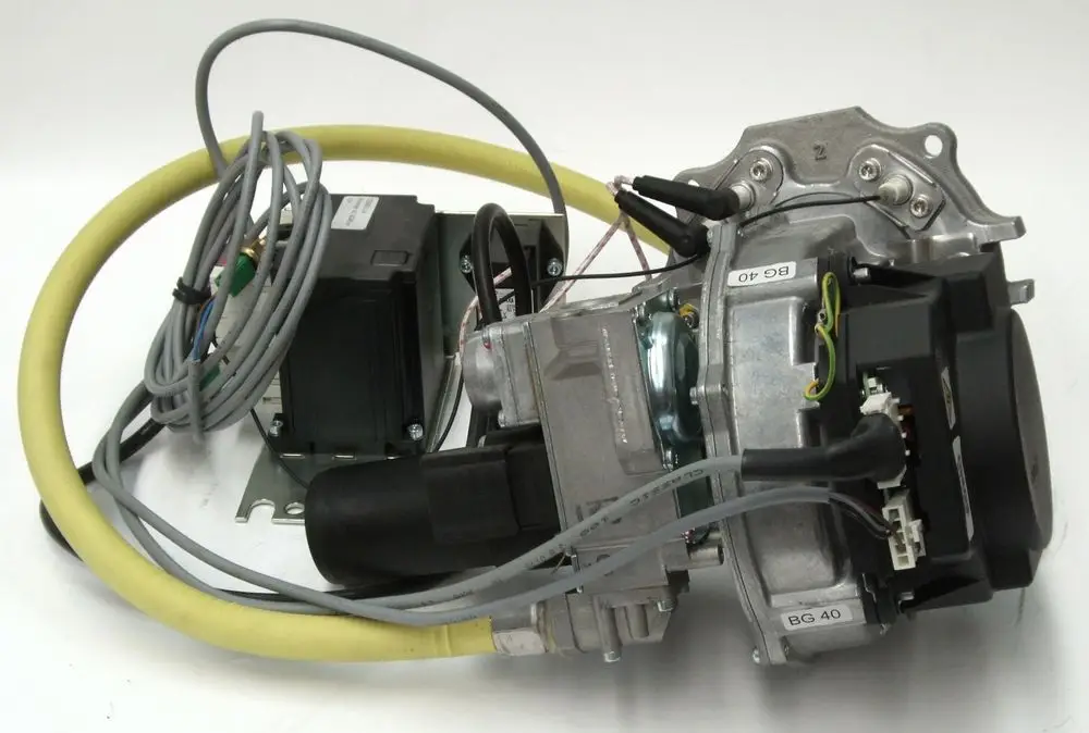 Daikin Brenner mit mehreren Anschlussleitungen und einer Montageplatte, ausgestattet mit elektrischen Komponenten und einem Anschluss für Erdgas.